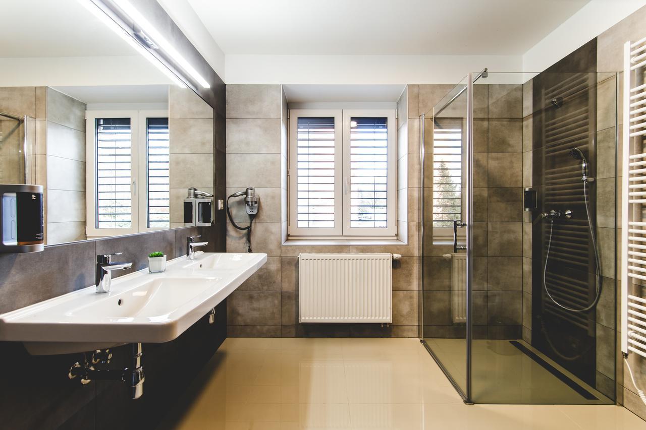 Silesia Residence Ostrava Exterior foto Bathroom with shower
